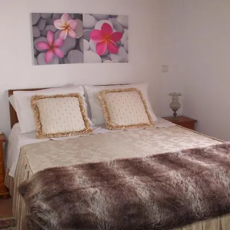 Dinas Guesthouse Lagos