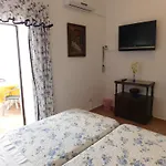 Dinas בית הארחה 3*