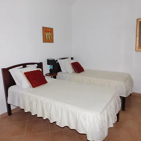 Dinas Guesthouse 3*